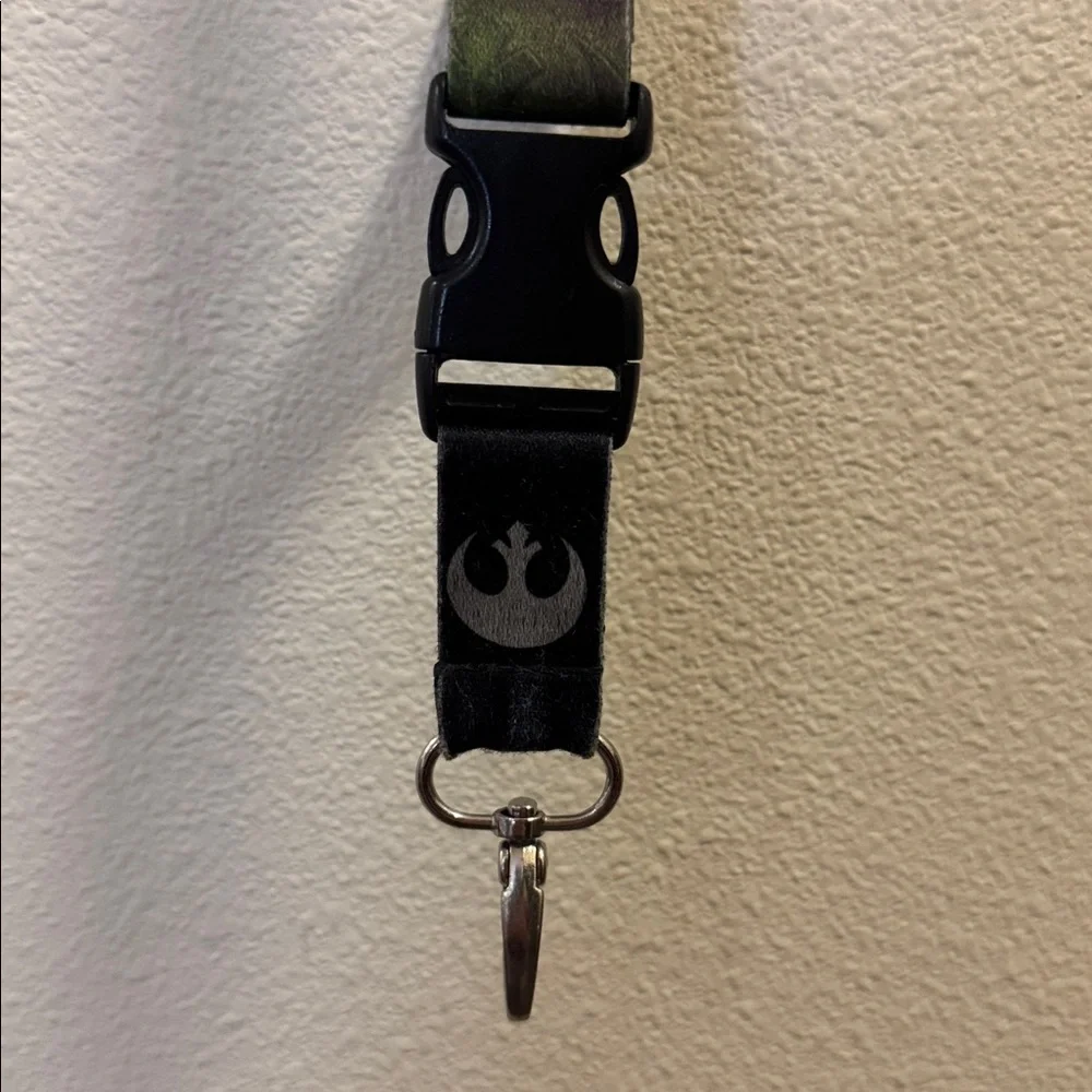 Vintage Star Wars Yoda lanyard. Great used condition. Squeeze clip separator.
